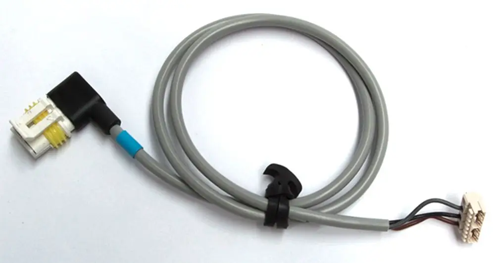 Kabel mit Steckverbindungen, geeignet für Daikin Altherma Systeme. Enthält einen gewinkelten Anschluss und einen geraden Anschluss für die elektrische Verbindung.